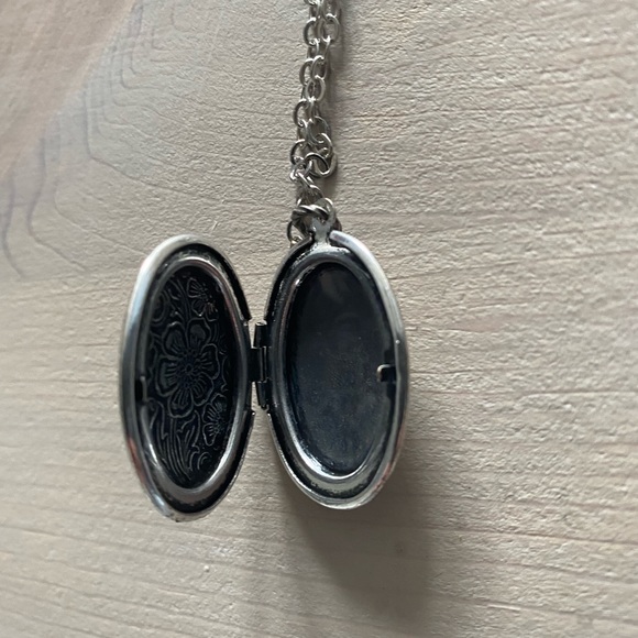 Silver locket necklace - Picture 3 of 3